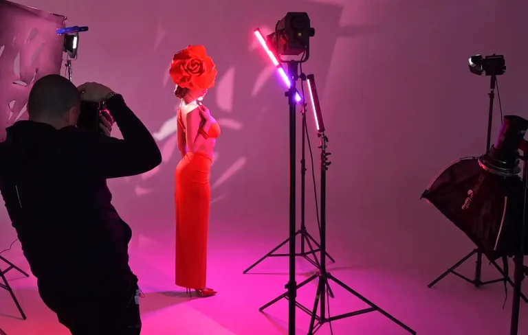 Francesco Francia fotografa una modella con copricapo floreale durante una sessione in studio
