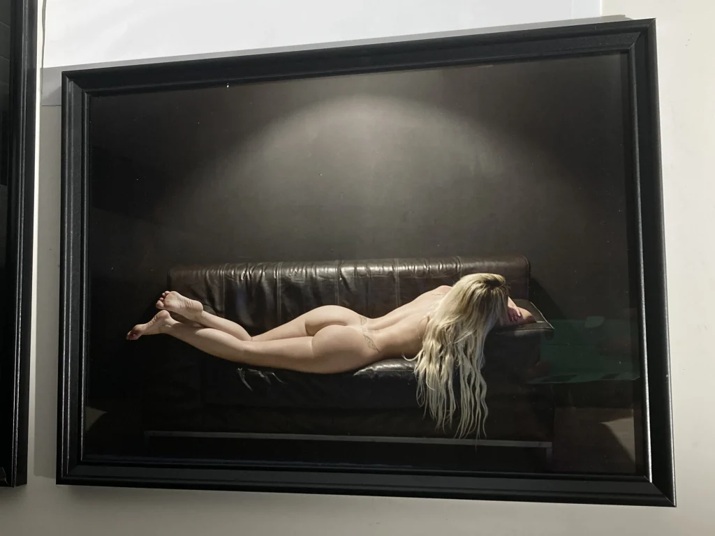 Tribute to Erwin Olaf fotografia di nudo stampata con donna nuda bionda di schiena su divano nero e luce dall'alto per nudo artistico nude art di francesco francia