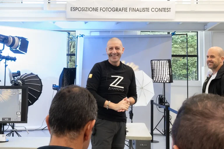 Eventi - Schemi Luce - Francesco Francia durante un workshop Nikon, sorridente mentre parla ai partecipanti