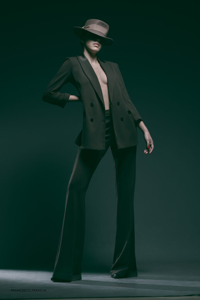 Dirigere la posa con un soggetto comune. una modella non modella