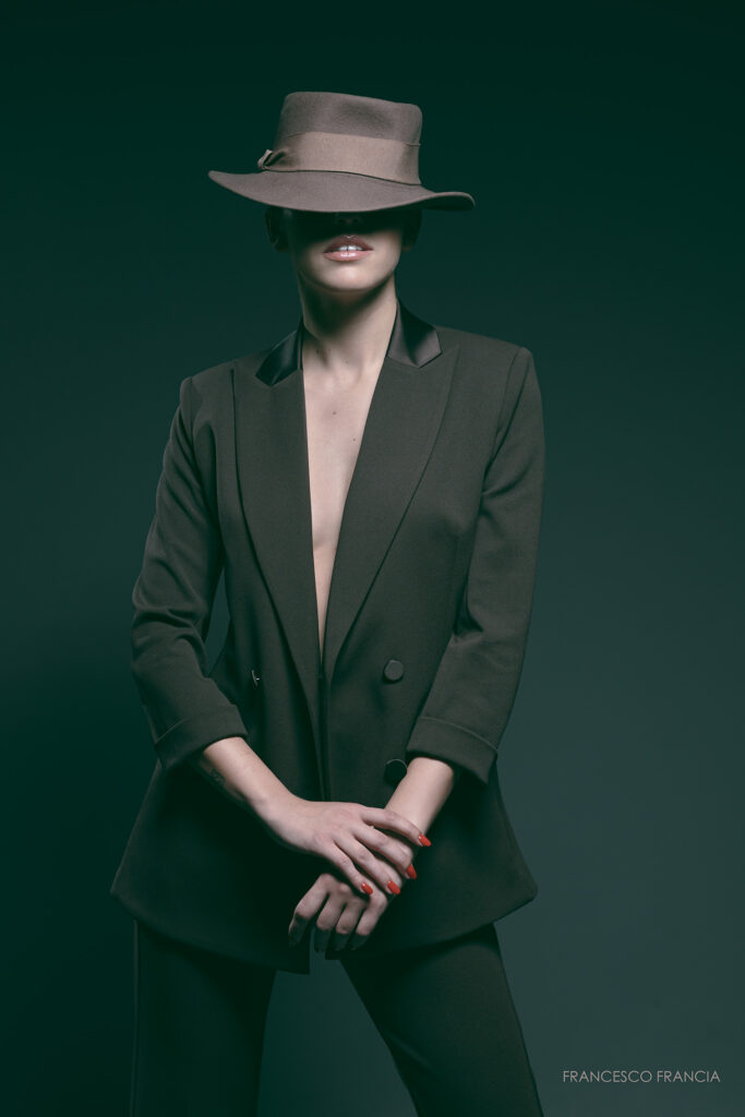 Una ragazza comune alla sua prima volta sul set diretta come una modella professionista per un set di fotografia di moda dal fotografo Francesco Francia