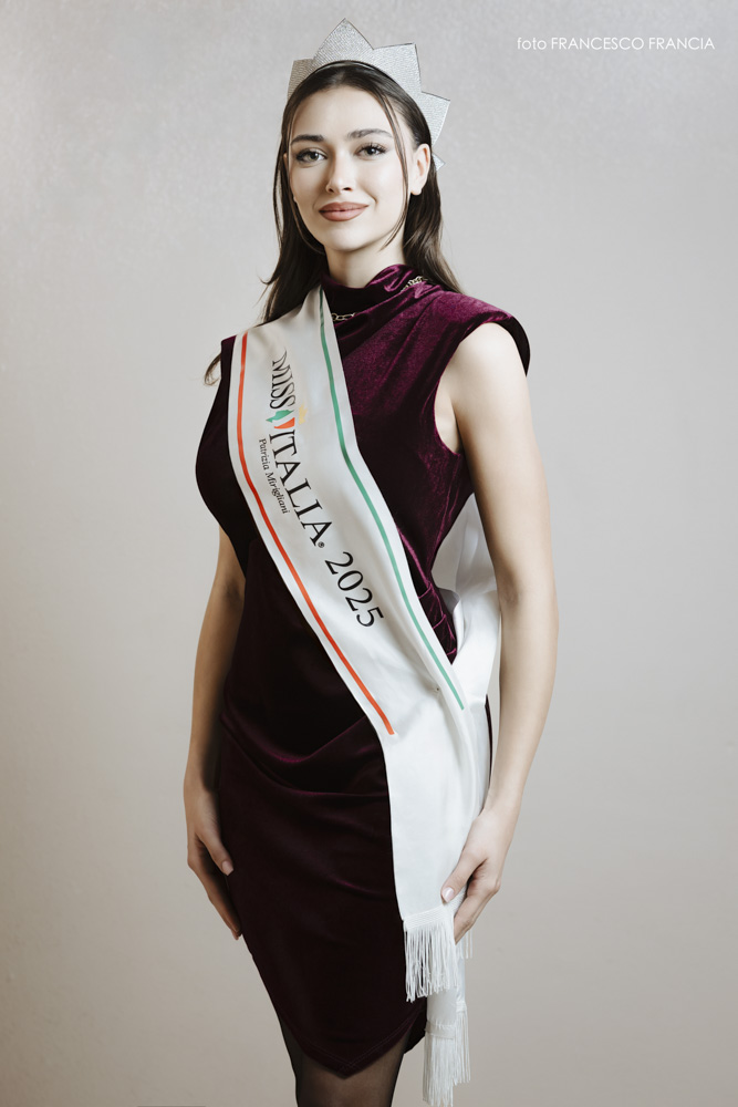 Ritratto di Katia Buchicchio, Miss Italia 2025, fotografata in studio da Francesco Francia