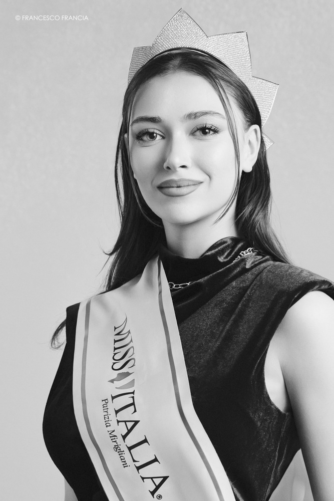 Ritratto di Katia Buchicchio, Miss Italia 2025, fotografata in studio da Francesco Francia