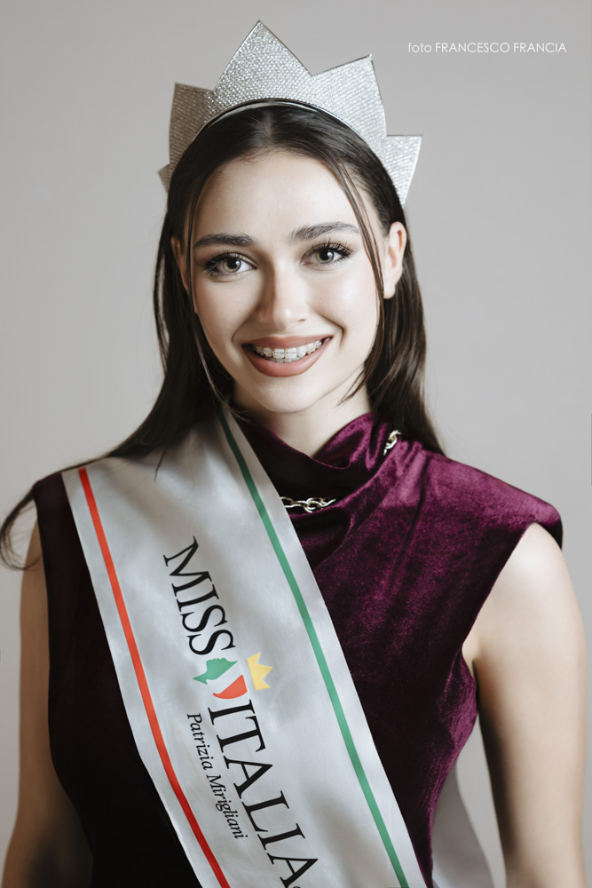 Ritratto di Katia Buchicchio, Miss Italia 2025, fotografata in studio da Francesco Francia